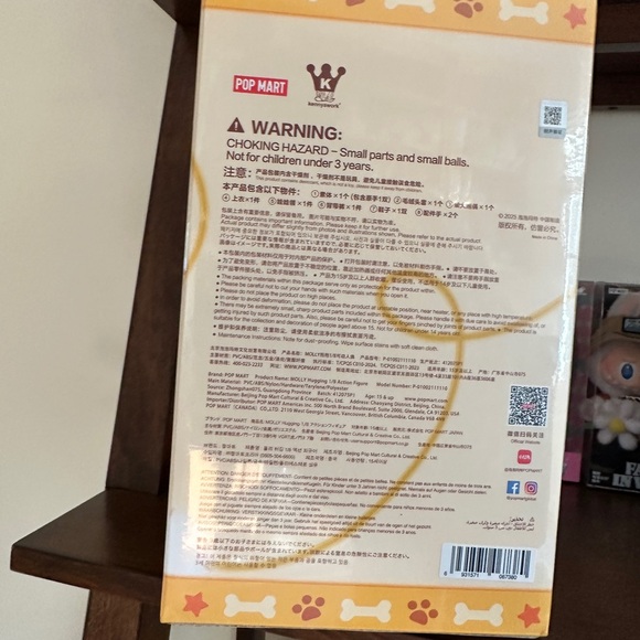 Pop Mart MOLLY Hugging 1/8 Action Figure authentic new - Picture 5 of 6